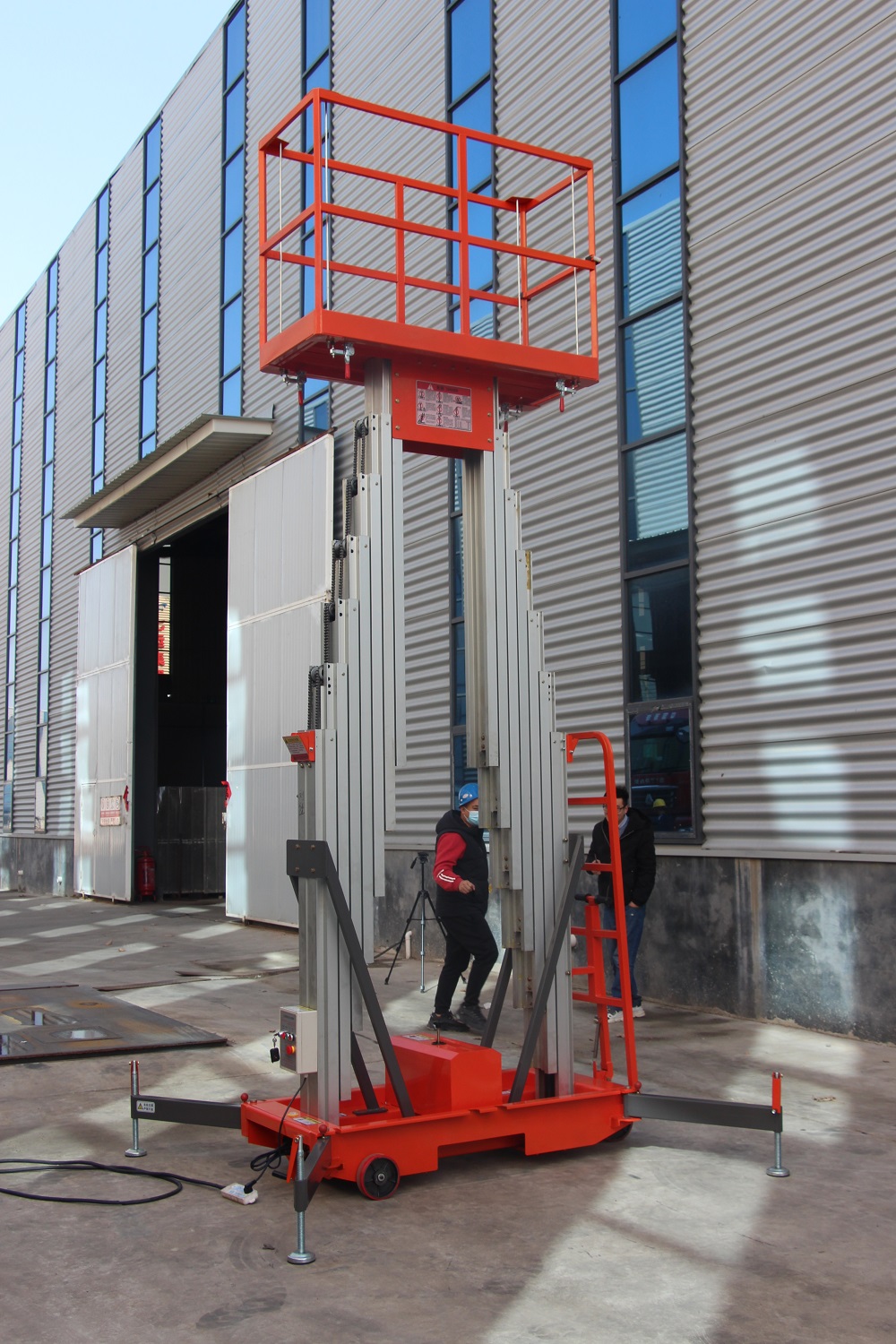 mast lift for aerial work.JPG